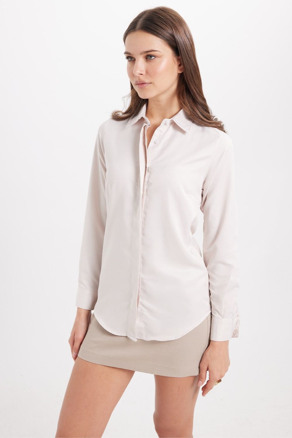 Kadın Slim Fit Dar Kesim Vucüda Oturan Uzun Kollu Gizli Düğme Detaylı Taş Basic Gömlek