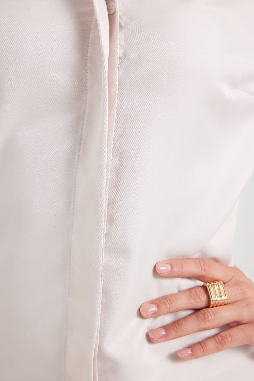 Kadın Slim Fit Dar Kesim Vucüda Oturan Uzun Kollu Gizli Düğme Detaylı Taş Basic Gömlek