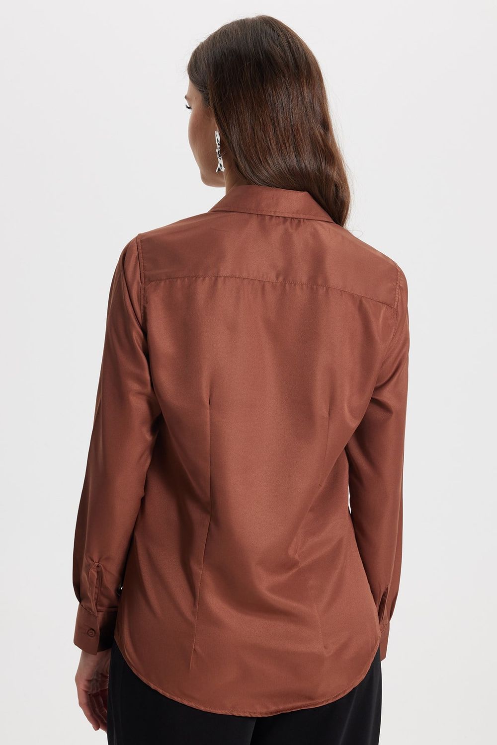 Kadın Slim Fit Dar Kesim Vucüda Oturan Uzun Kollu Gizli Düğme Detaylı Kahverengi Basic Gömlek
