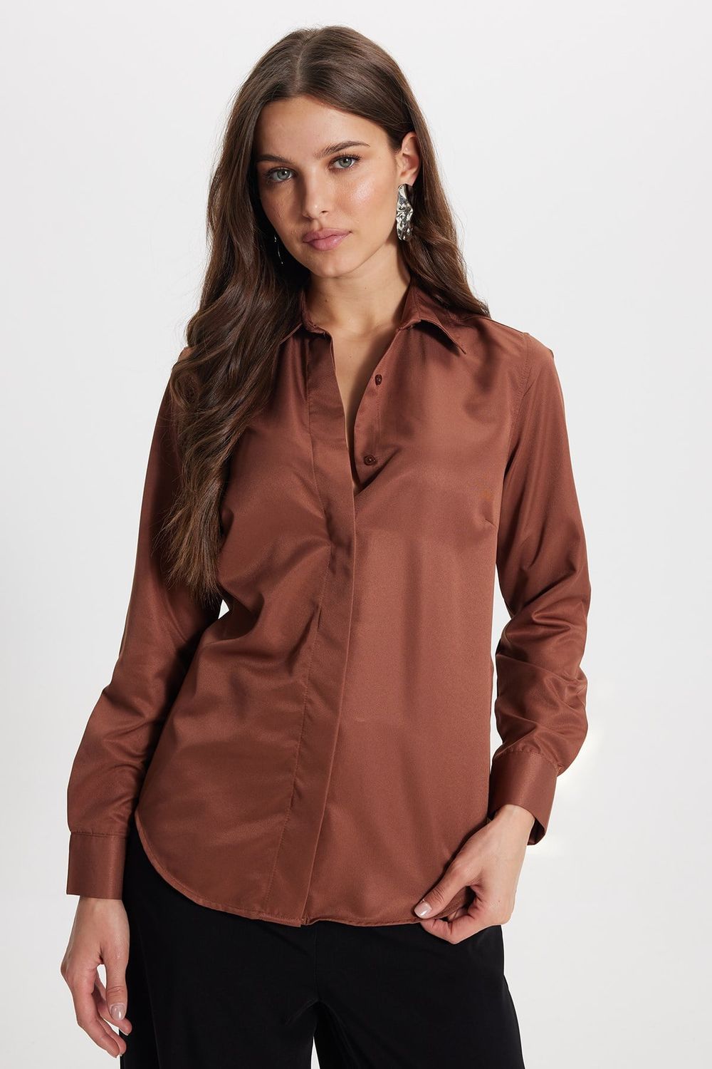 Kadın Slim Fit Dar Kesim Vucüda Oturan Uzun Kollu Gizli Düğme Detaylı Kahverengi Basic Gömlek