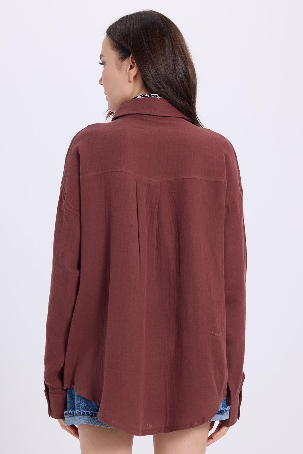 Kadın Oversize Geniş Kesim %100 Pamuk Müslin Kumaş Uzun Kollu Cepli Dokulu Kahverengi Gömlek