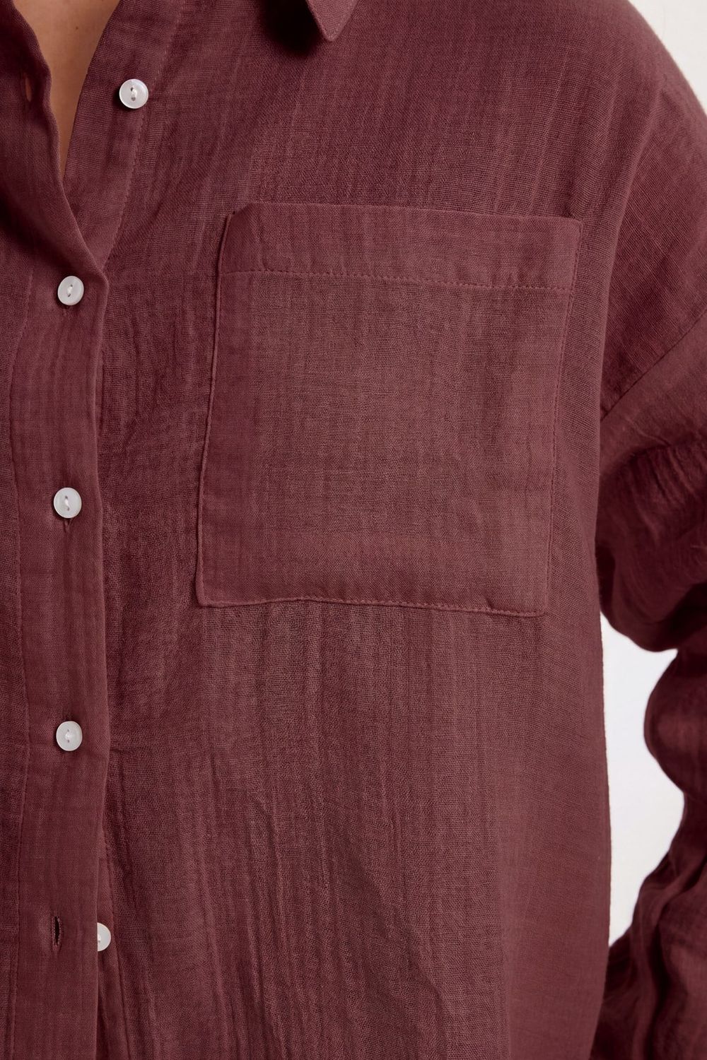 Kadın Oversize Geniş Kesim %100 Pamuk Müslin Kumaş Uzun Kollu Cepli Dokulu Kahverengi Gömlek