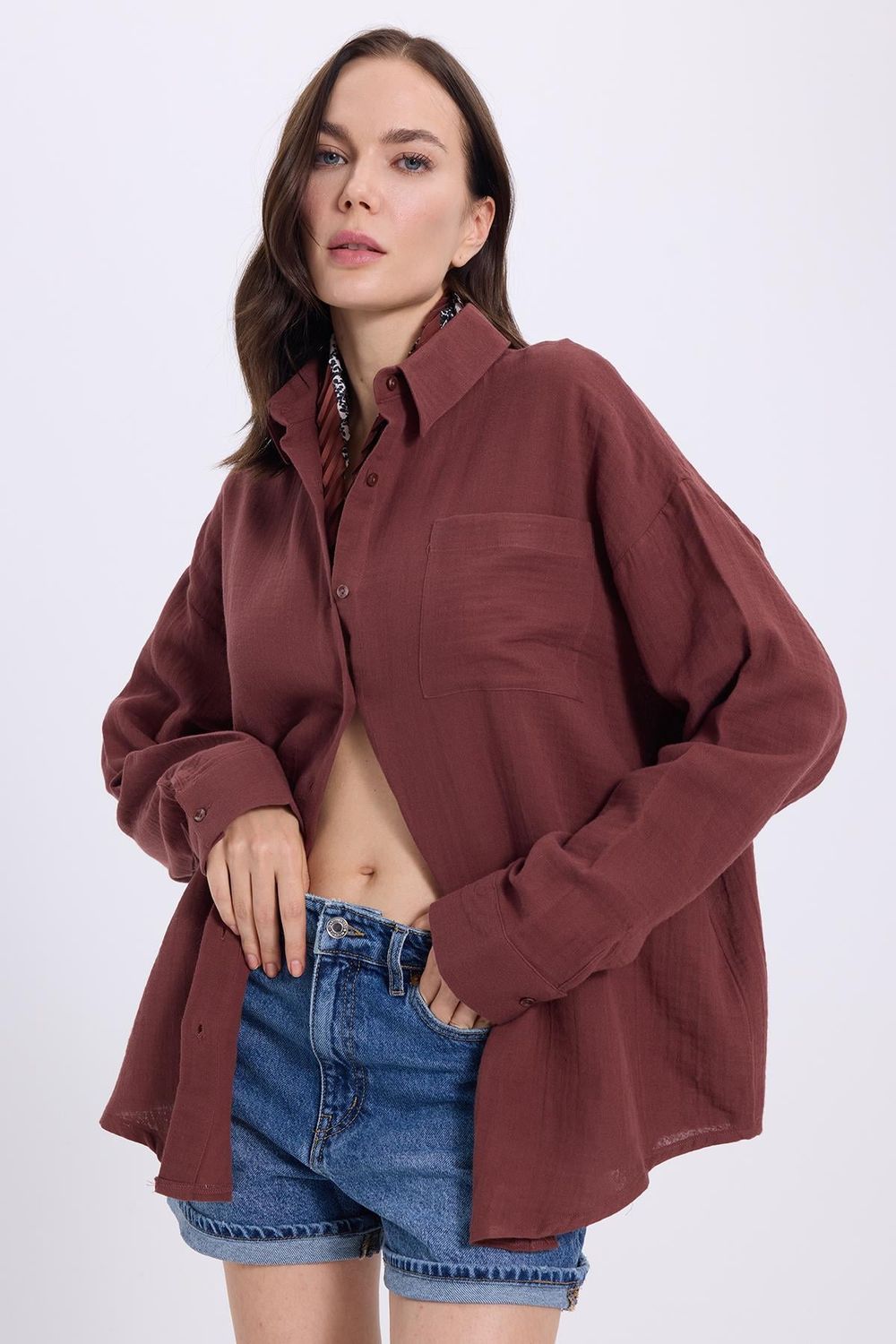 Kadın Oversize Geniş Kesim %100 Pamuk Müslin Kumaş Uzun Kollu Cepli Dokulu Kahverengi Gömlek