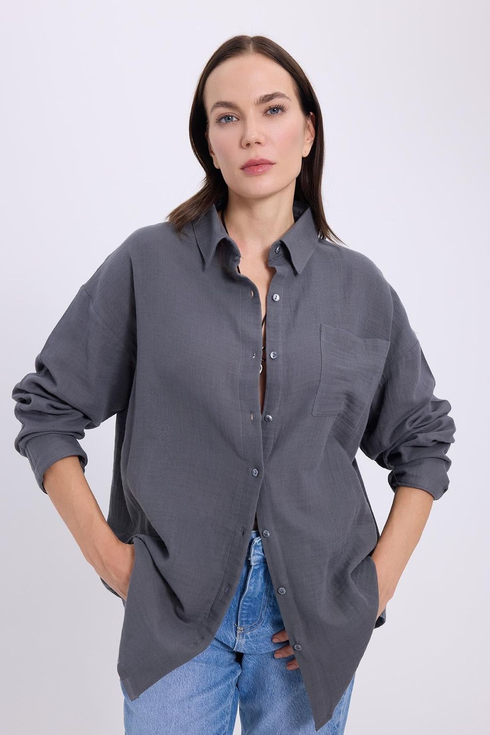 Kadın Oversize Geniş Kesim %100 Pamuk Müslin Kumaş Uzun Kollu Cepli Dokulu Koyu Gri Gömlek