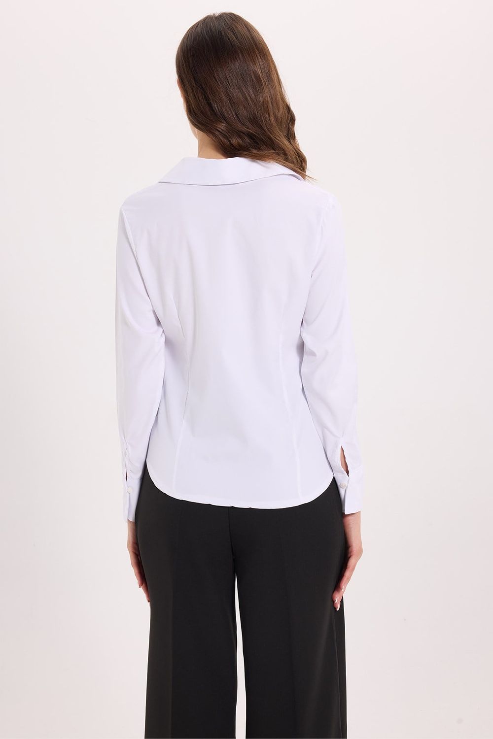 Kadın Slim Fit Dar Kesim Pensli Vucüda Oturan Klasik Yaka Uzun Kollu Likralı Beyaz Gömlek