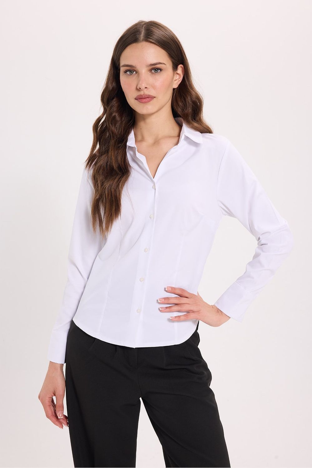 Kadın Slim Fit Dar Kesim Pensli Vucüda Oturan Klasik Yaka Uzun Kollu Likralı Beyaz Gömlek