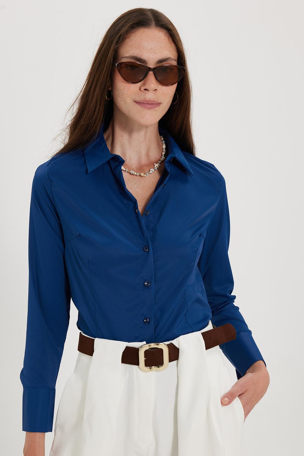 Kadın Slim Fit Dar Kesim Pensli Vucüda Oturan Klasik Yaka Uzun Kollu Likralı Lacivert Gömlek