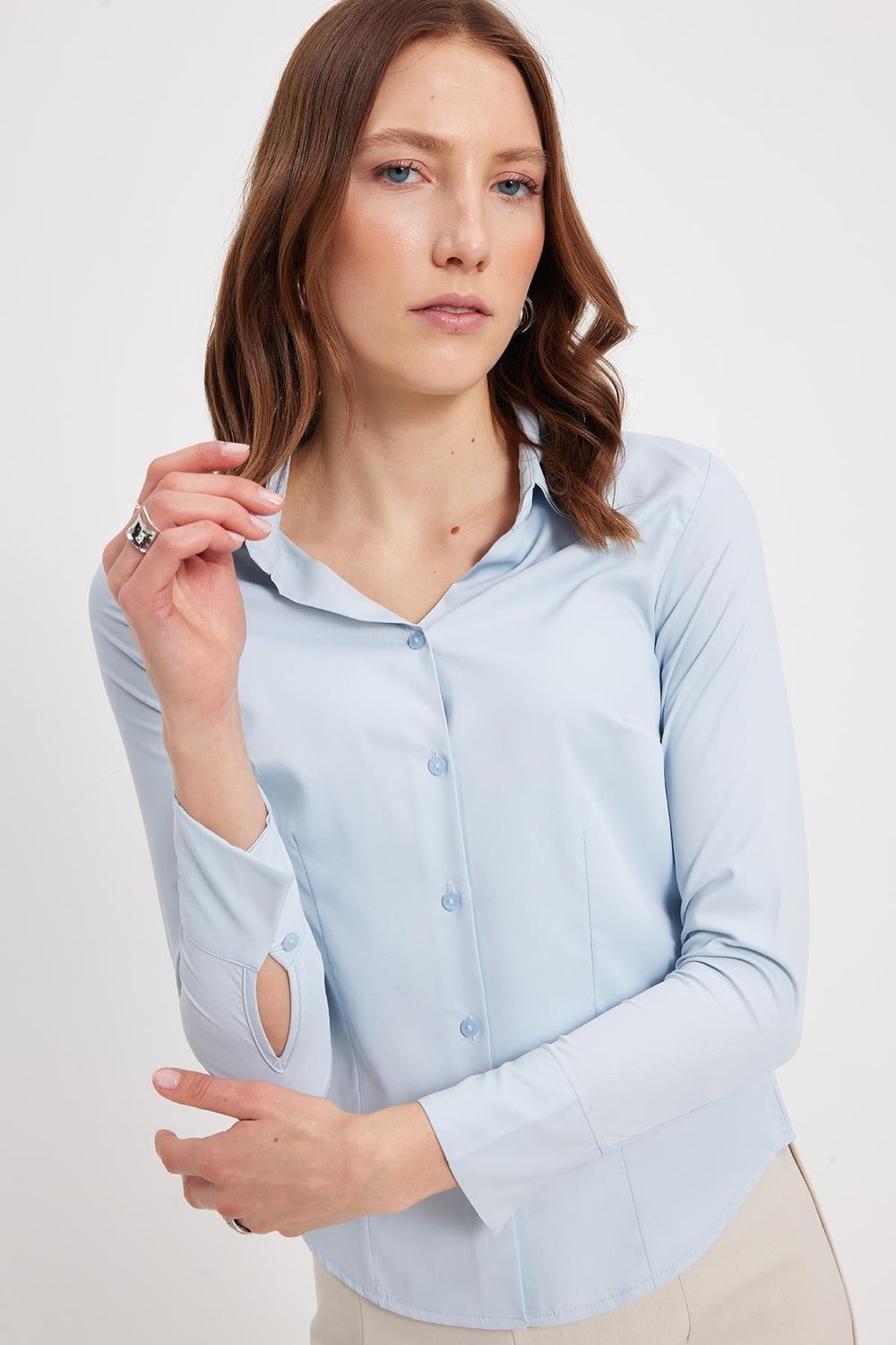 Kadın Slim Fit Dar Kesim Pensli Vucüda Oturan Uzun Manşet V Yaka Gömlek