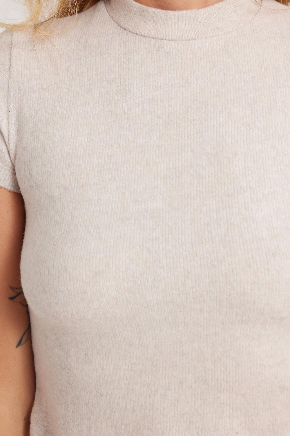 Kadın Slim Fit Dar Kesim Yarım Balıkçı Yaka Kısa Kollu Bej Bluz