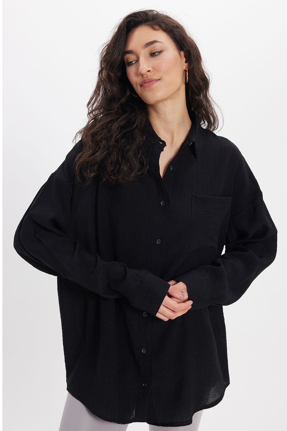 Kadın Oversize Rahat Kesim Uzun Kollu Düz Viskonlu Siyah Gömlek