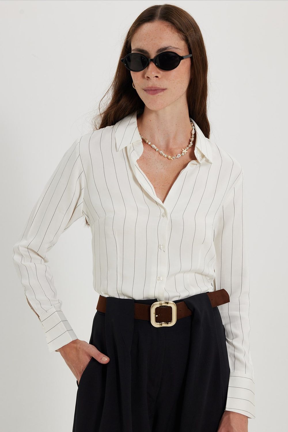 Kadın Slim Fit Dar Kesim Çizgili Viskon Yumuşak Dokulu Uzun Kollu Pensli Ekru Gömlek