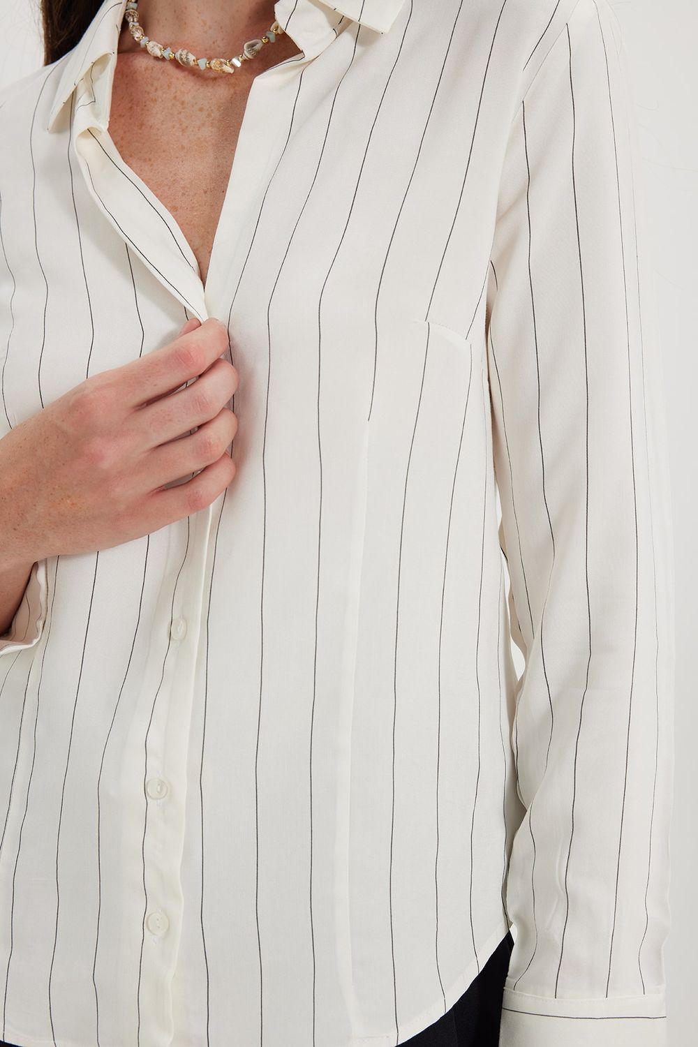 Kadın Slim Fit Dar Kesim Çizgili Viskon Yumuşak Dokulu Uzun Kollu Pensli Ekru Gömlek