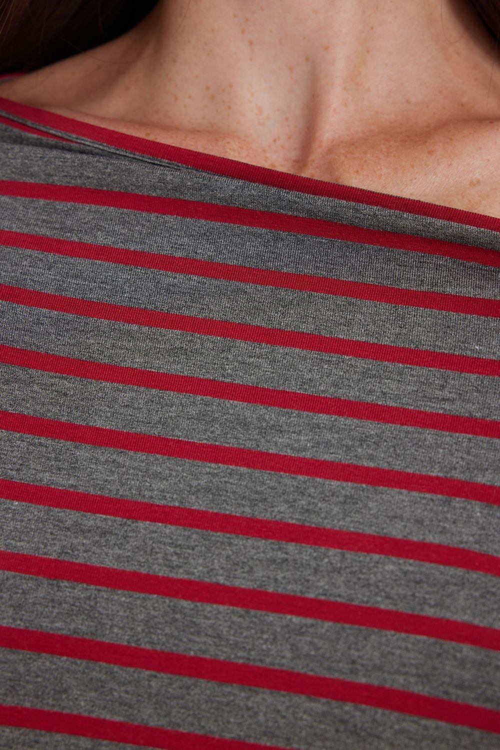 Kadın Regular Fit Klasik Kesim Asimetrik Yaka Yarasa Kol Çizgili Likralı Bordo Viskon Crop Bluz