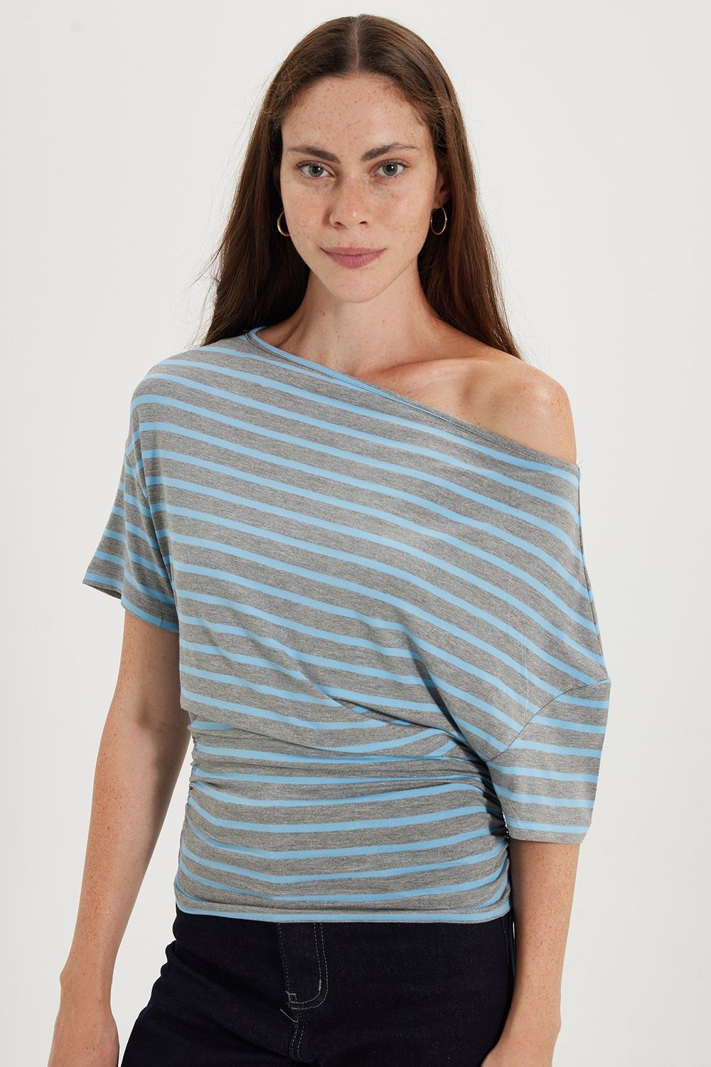 Kadın Regular Fit Klasik Kesim Asimetrik Yaka Yarasa Kol Çizgili Likralı Mavi Viskon Crop Bluz