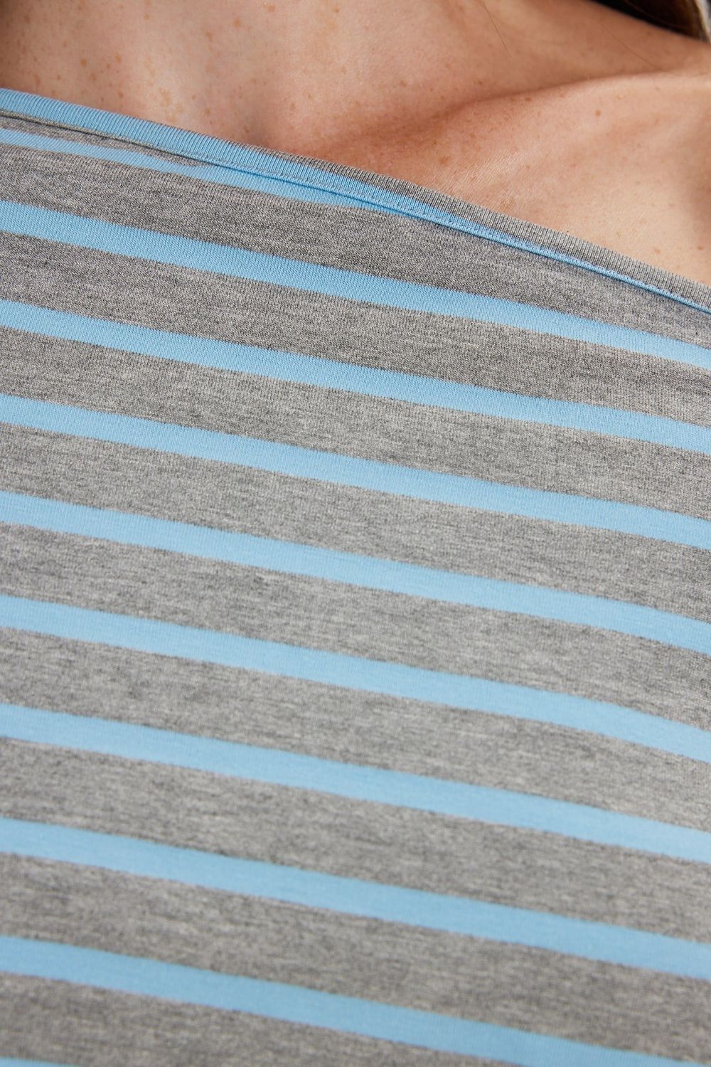 Kadın Regular Fit Klasik Kesim Asimetrik Yaka Yarasa Kol Çizgili Likralı Mavi Viskon Crop Bluz