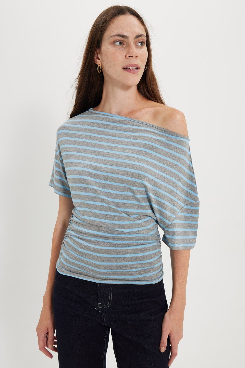 Kadın Regular Fit Klasik Kesim Asimetrik Yaka Yarasa Kol Çizgili Likralı Mavi Viskon Crop Bluz