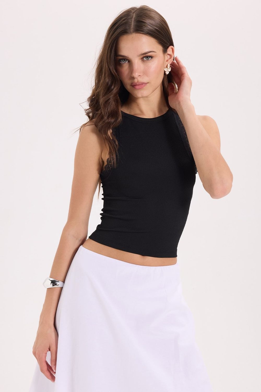 Kadın Slim Fit Dar Kesim Halter Yaka Kolsuz Dantel Detaylı Siyah Atlet Bluz