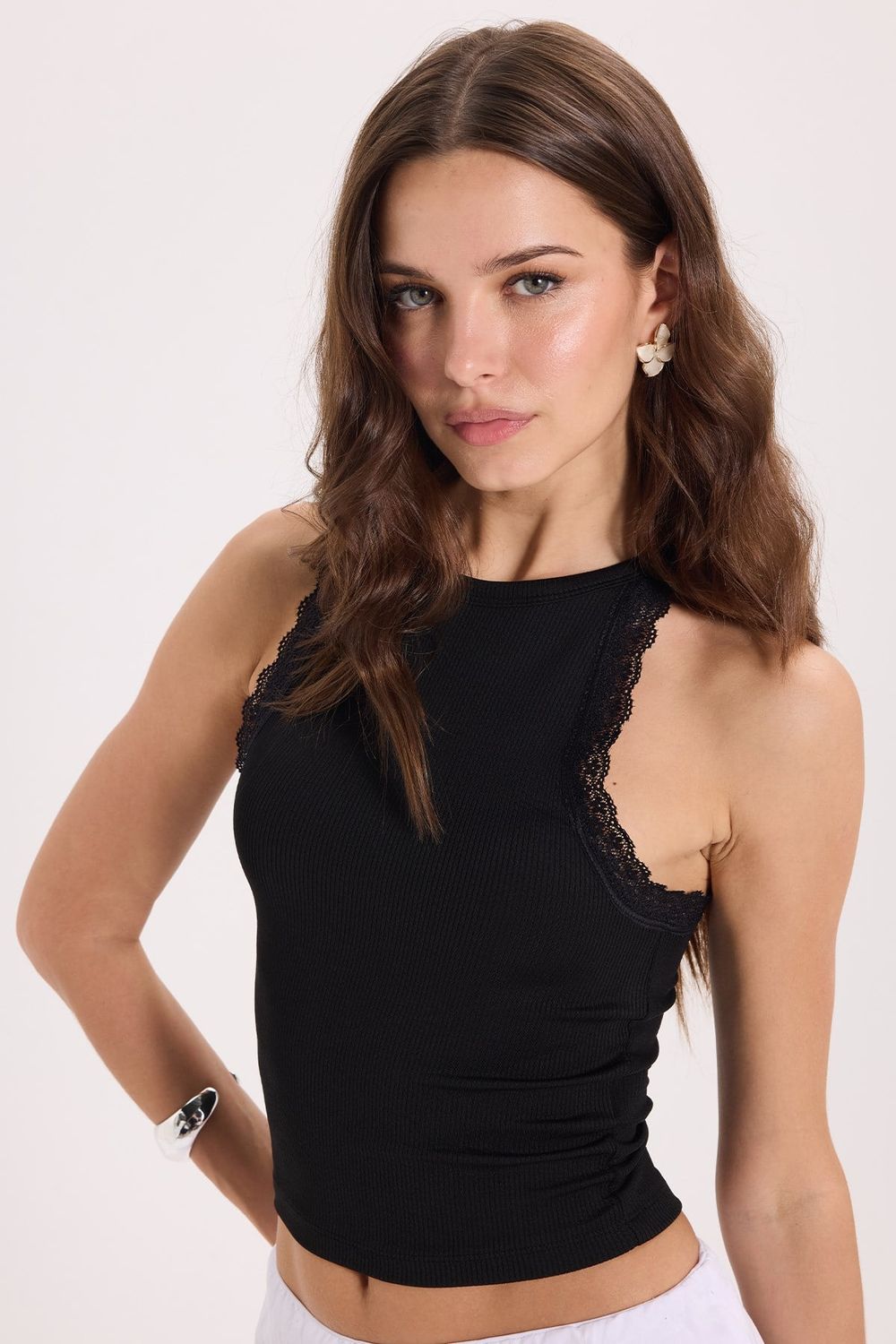 Kadın Slim Fit Dar Kesim Halter Yaka Kolsuz Dantel Detaylı Siyah Atlet Bluz