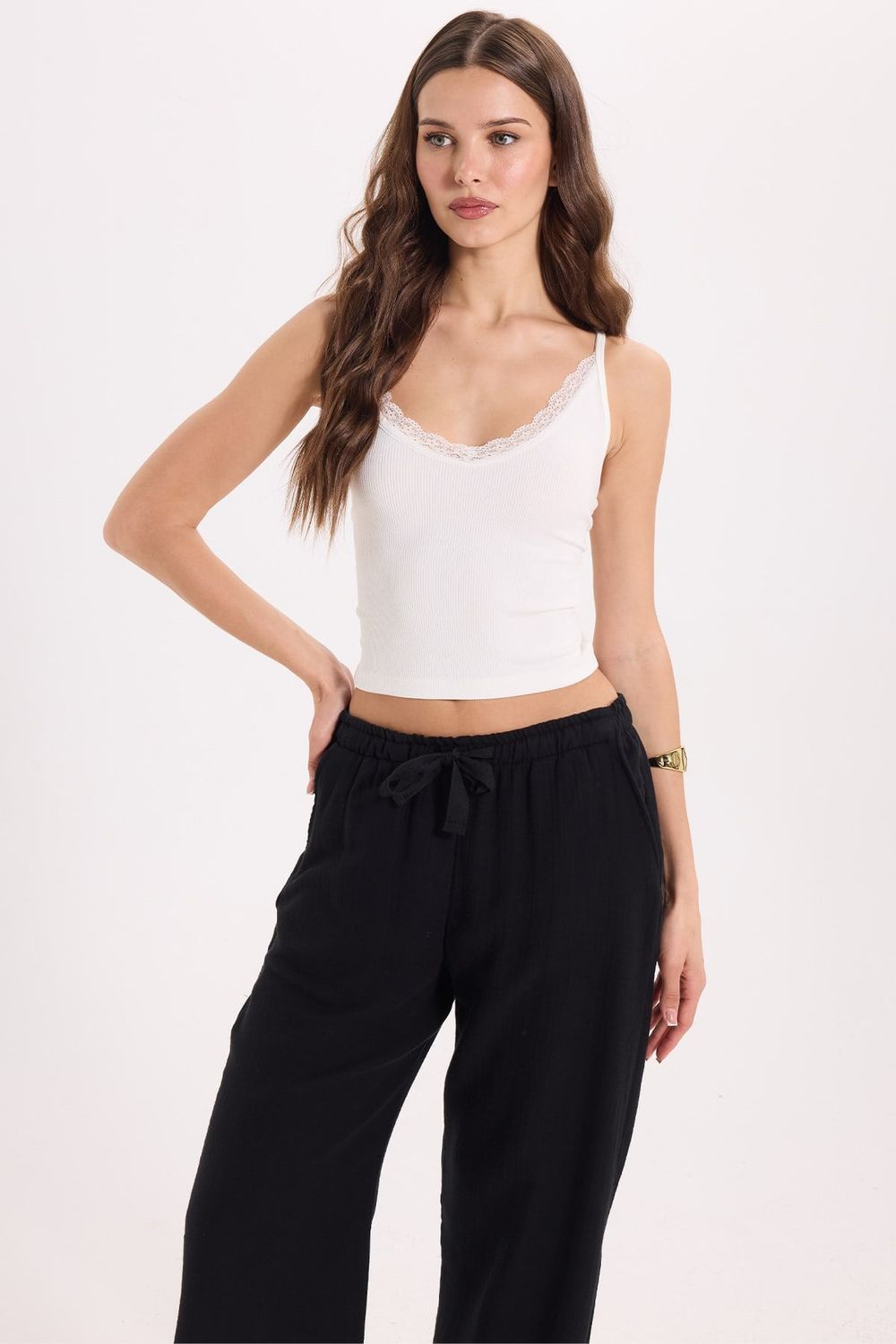 Kadın Slim Fit Dar Kesim Askılı V Yaka Dantel Detaylı Ekru Atlet Bluz