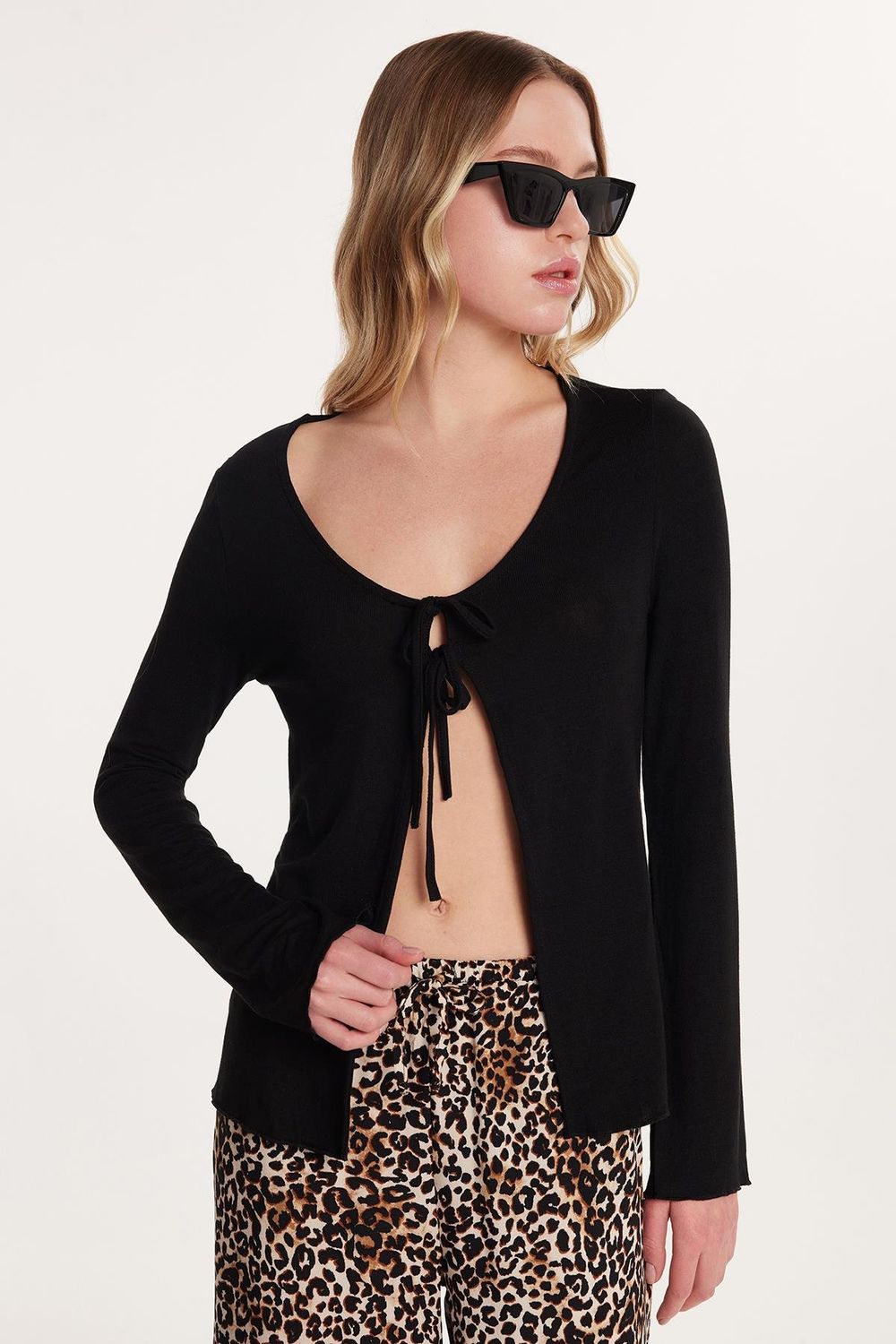 Kadın Regular Fit Uzun Kollu U Yaka Bağlama Detaylı Viskon Siyah Hırka