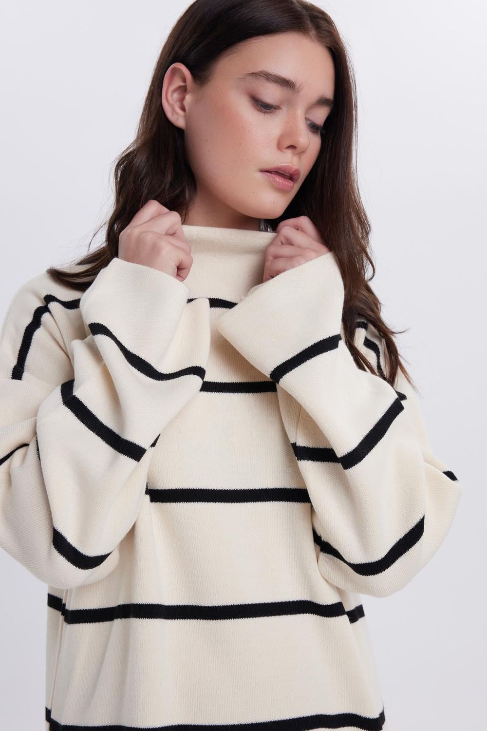 Kadın Oversize Geniş Kesim Yarım Balıkçı Yaka Çizgili Beyaz Kazak