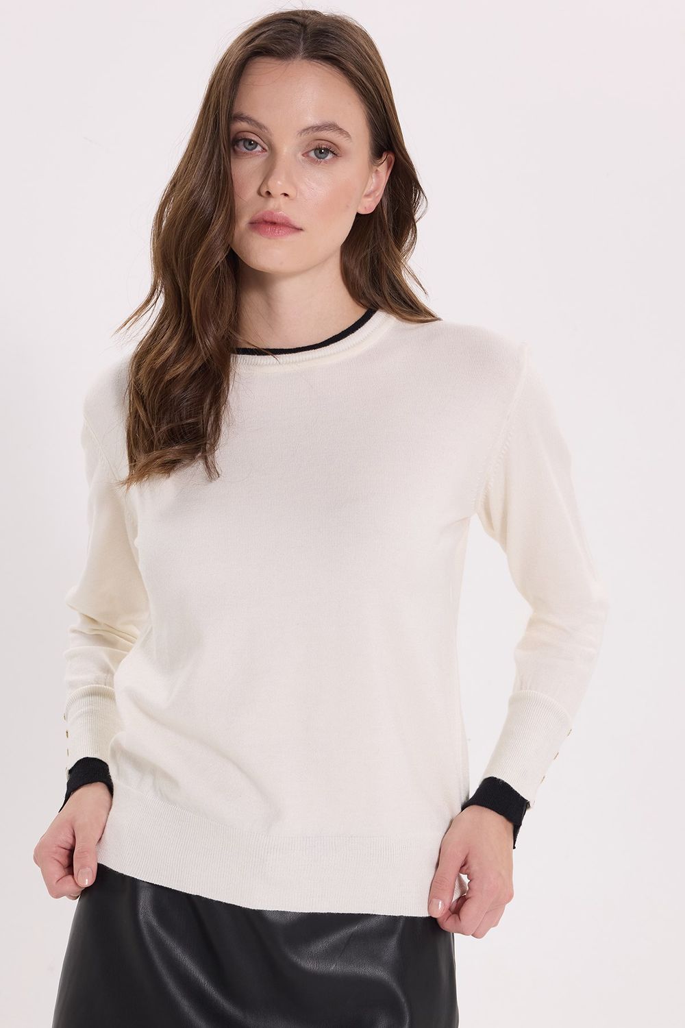 Kadın Slim Fit Dar Kesim Bisiklet Yaka Garnili Düğme Detaylı Ekru Triko Kazak