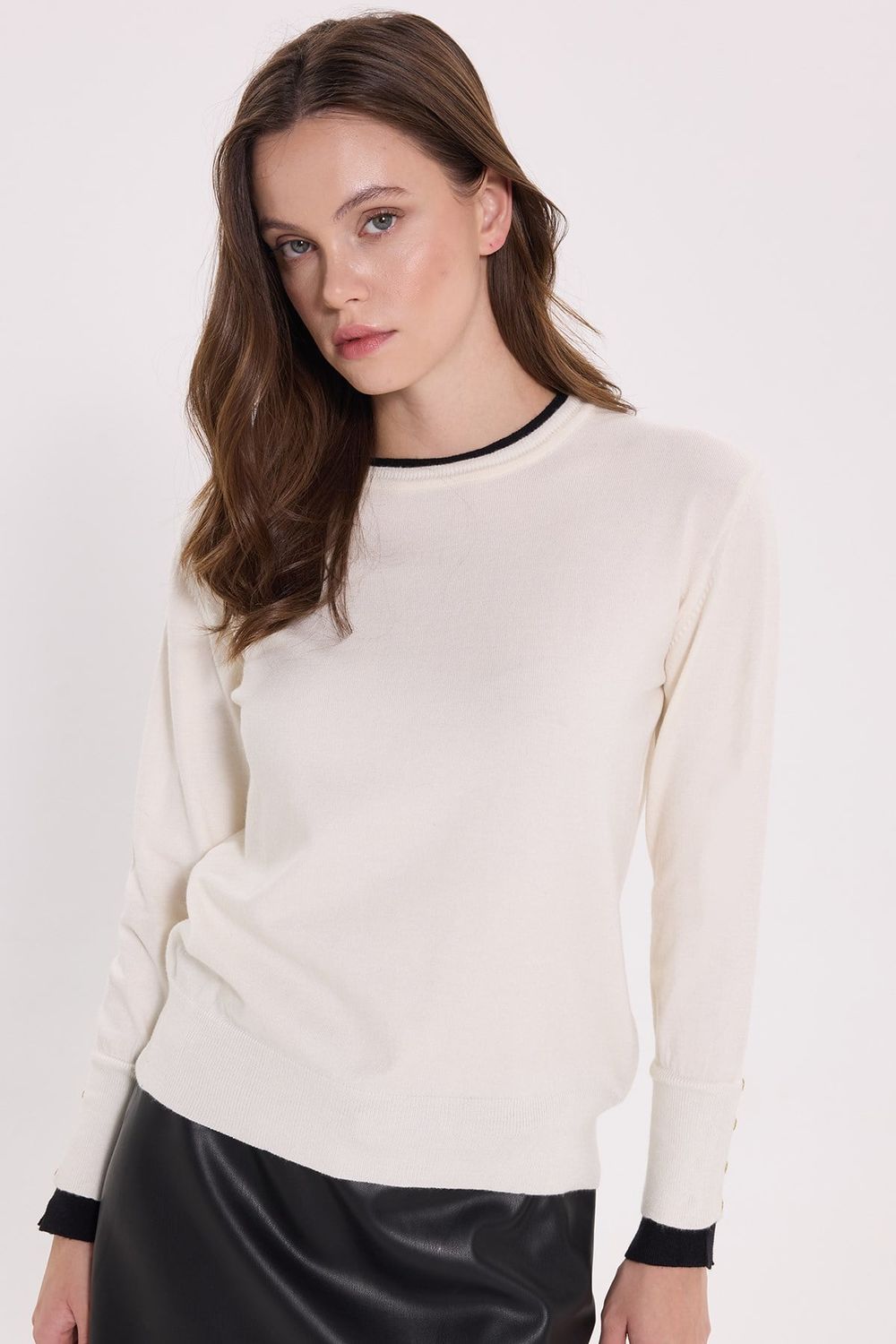 Kadın Slim Fit Dar Kesim Bisiklet Yaka Garnili Düğme Detaylı Ekru Triko Kazak