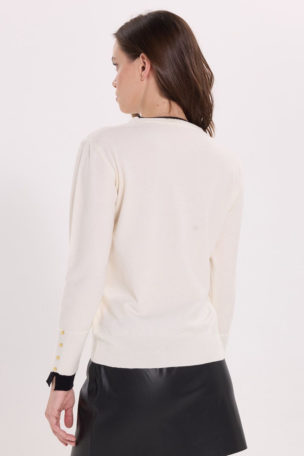 Kadın Slim Fit Dar Kesim Bisiklet Yaka Garnili Düğme Detaylı Ekru Triko Kazak