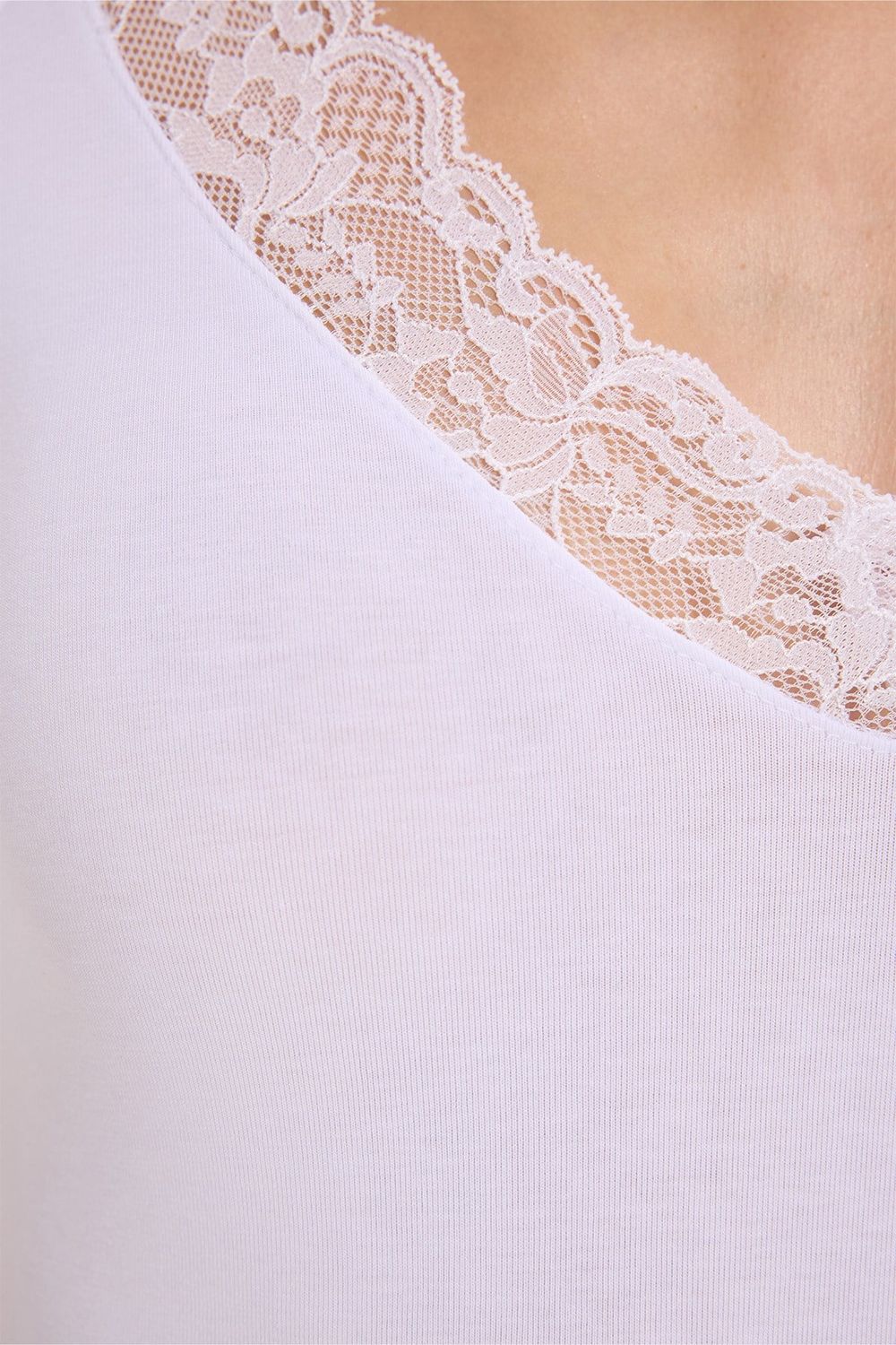Kadın Slim Fit Dar Kesim  Kolsuz V Yaka Dantel Detaylı Pamuklu Likralı Beyaz Crop