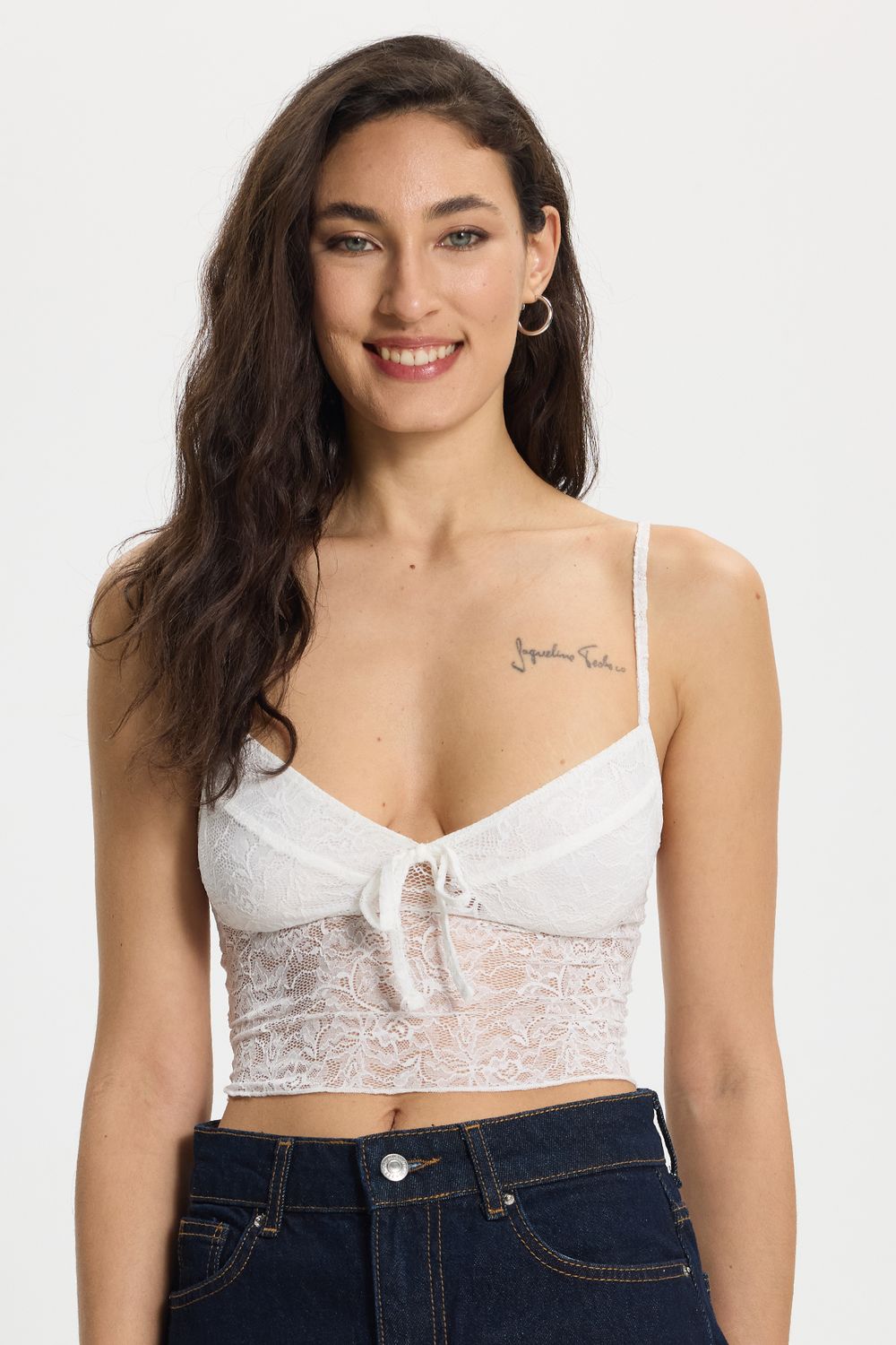 Kadın Slim Fit Dar Kesim İnce Askılı Dantel Detaylı Beyaz Crop