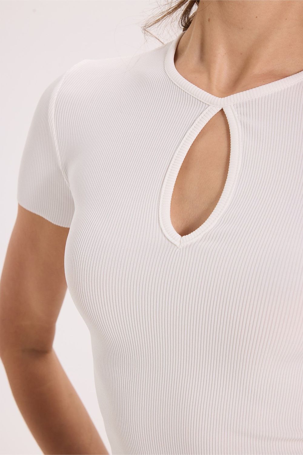 Kadın Slim Fit Dar Kesim %100 Pamuk Kısa Kollu Bisiklet Yaka Beyaz Crop