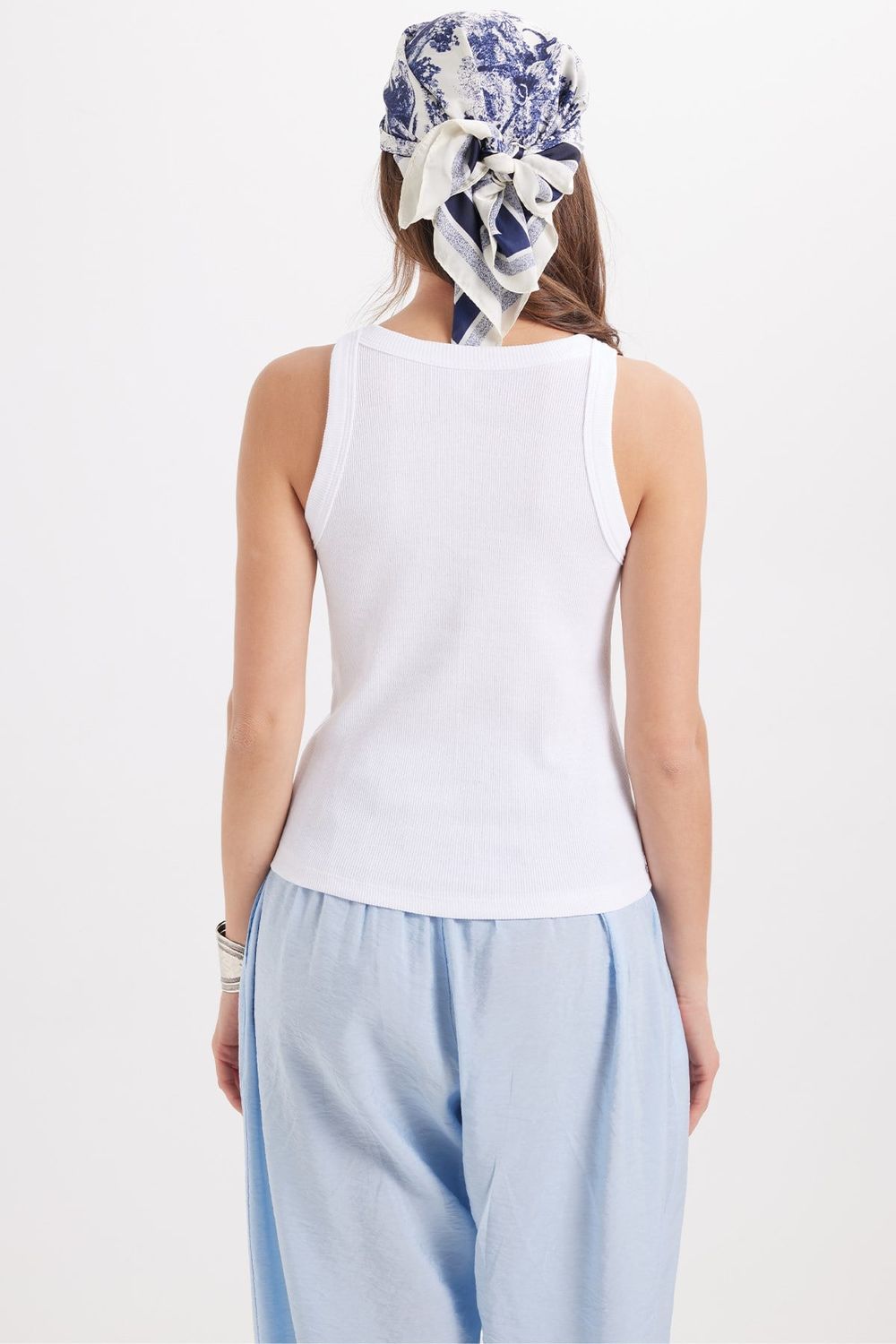 Kadın Slim Fit Dar Kesim Pamuklu Askılı Bisiklet Yaka Beyaz Crop Atlet