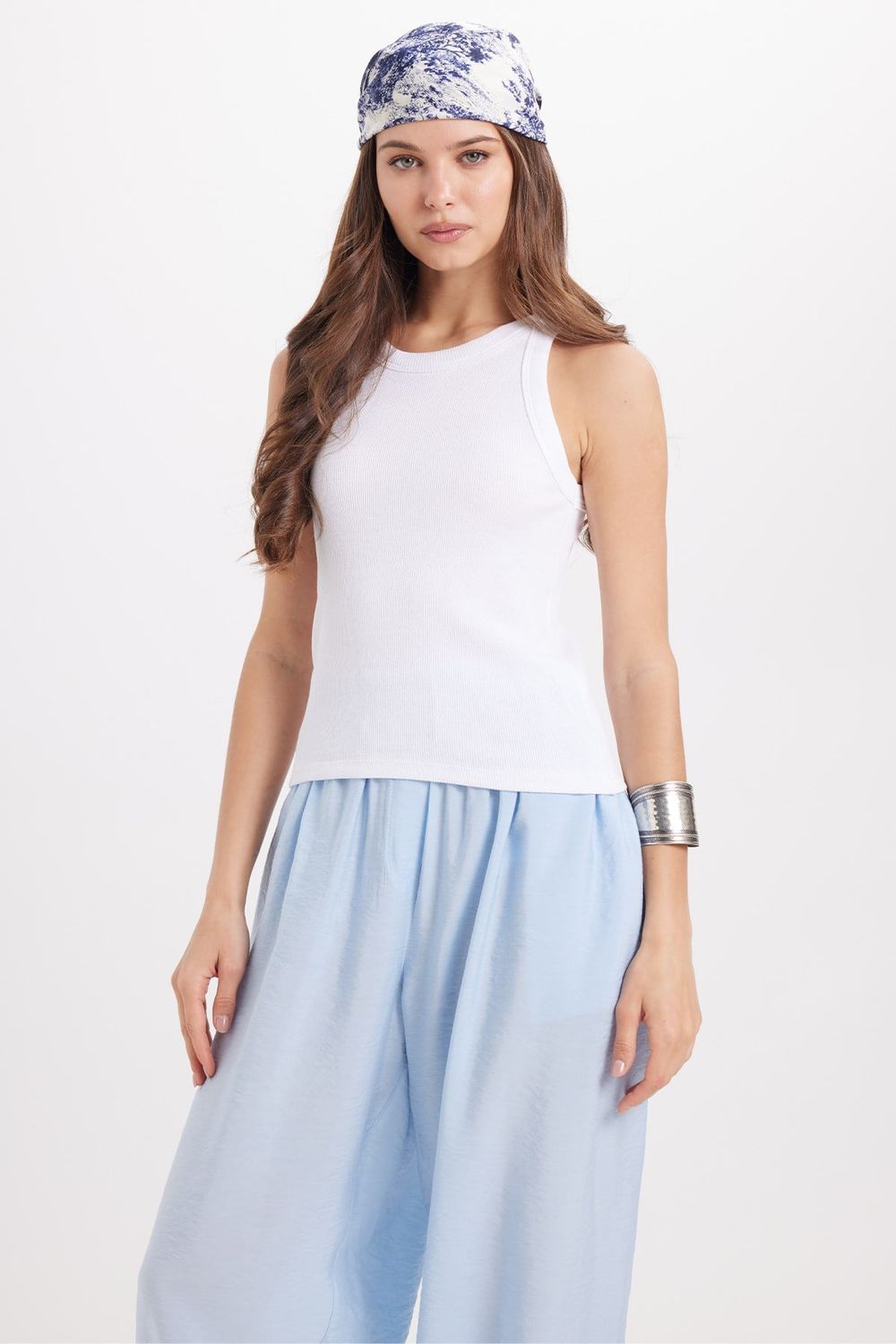 Kadın Slim Fit Dar Kesim Pamuklu Askılı Bisiklet Yaka Beyaz Crop Atlet