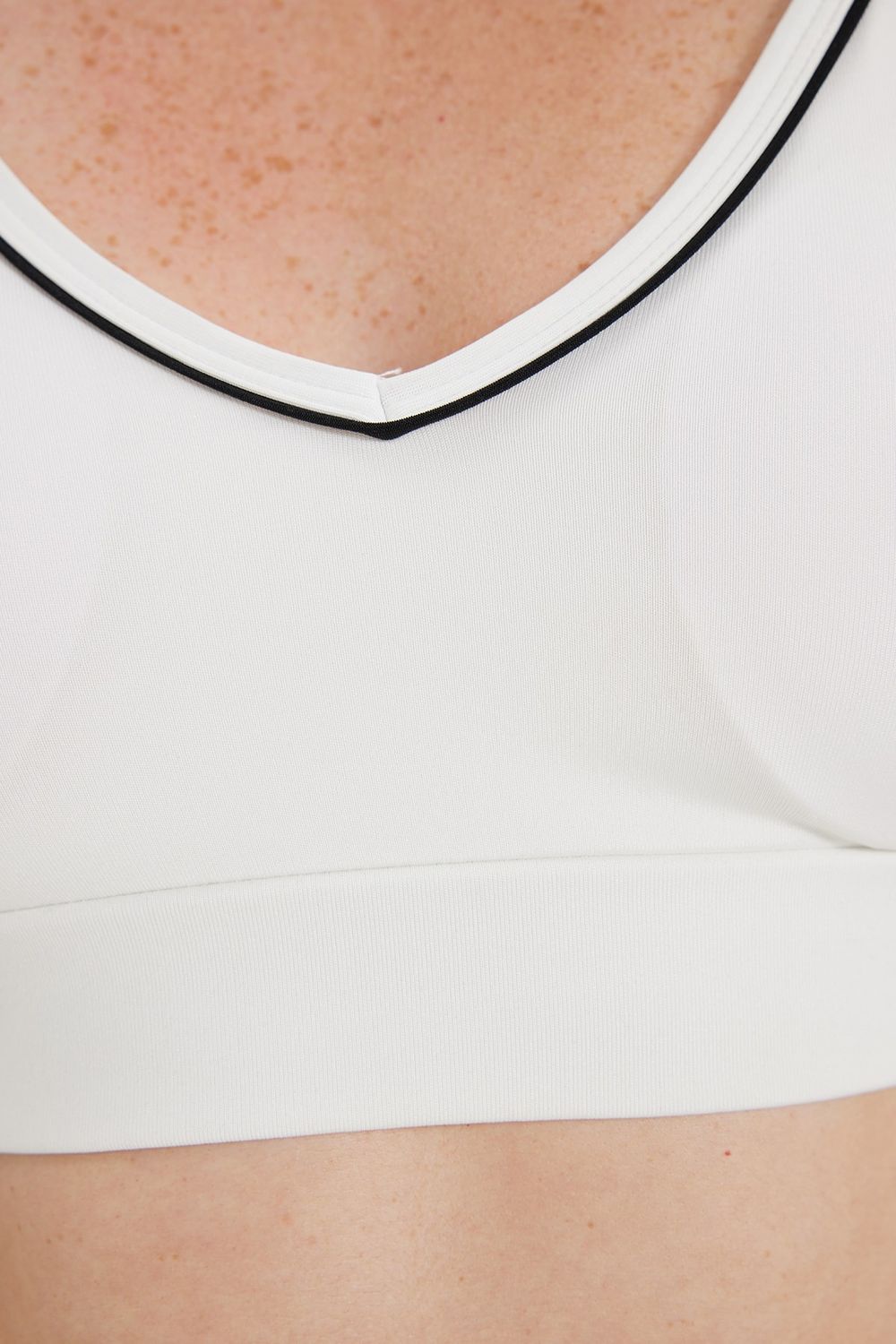 Kadın Slim Fit Dar Kesim Çapraz Bağlamalı Askılı V Yaka Beyaz Crop 