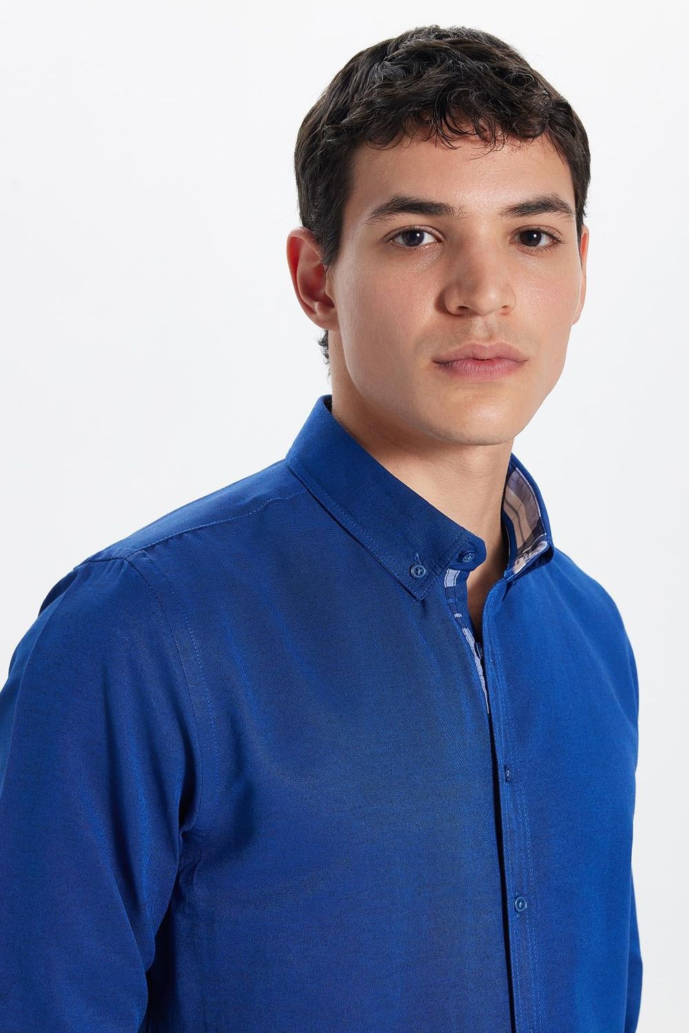 Erkek Slim Fit Dar Kesim Uzun Kollu Pamuklu Oxford Doku Sax Mavi Düğmeli Yaka Gömlek