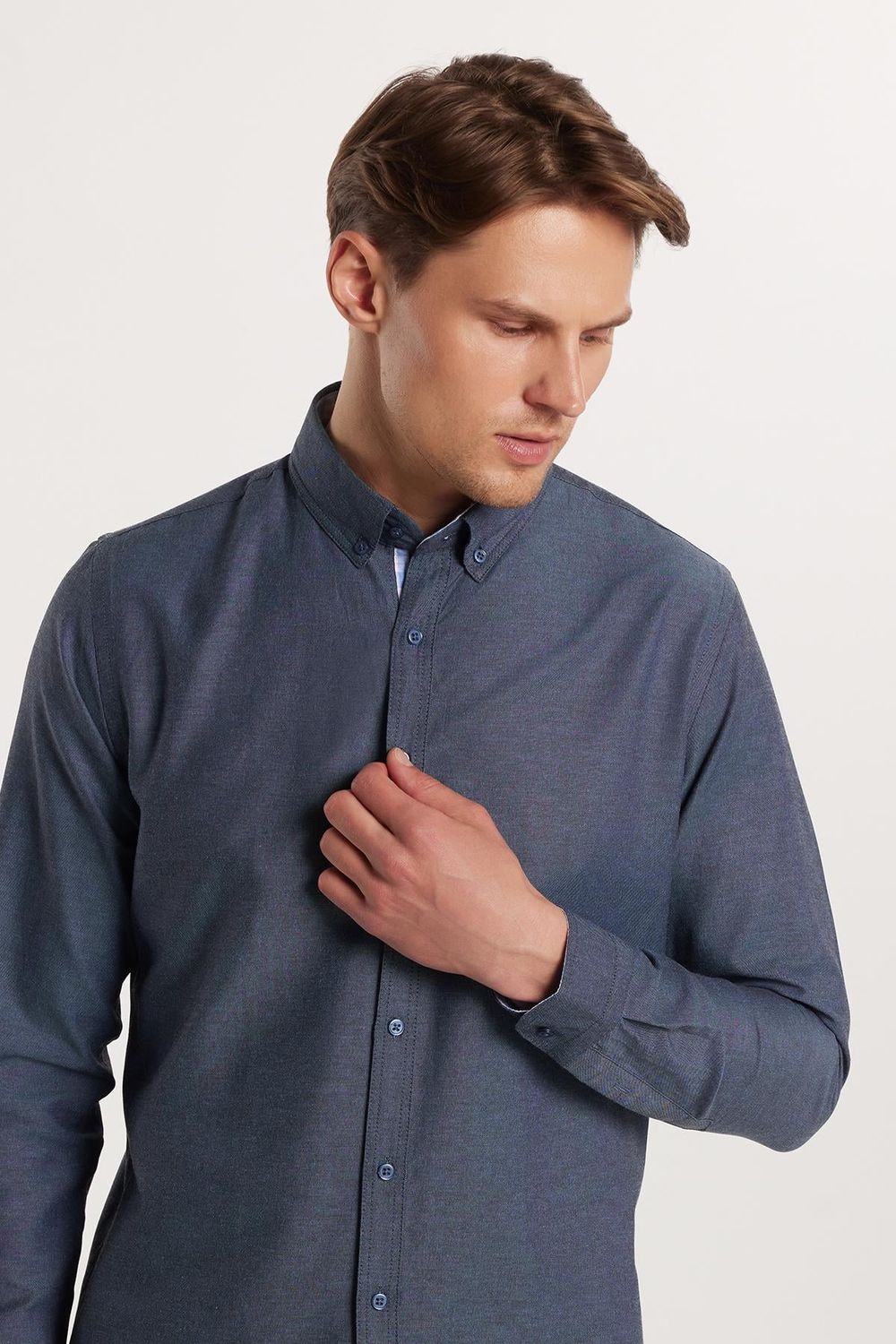 Erkek Slim Fit Dar Kesim Uzun Kollu Pamuklu Oxford Doku Kolay Ütülenebilir Mavi Düğmeli Yaka Gömlek