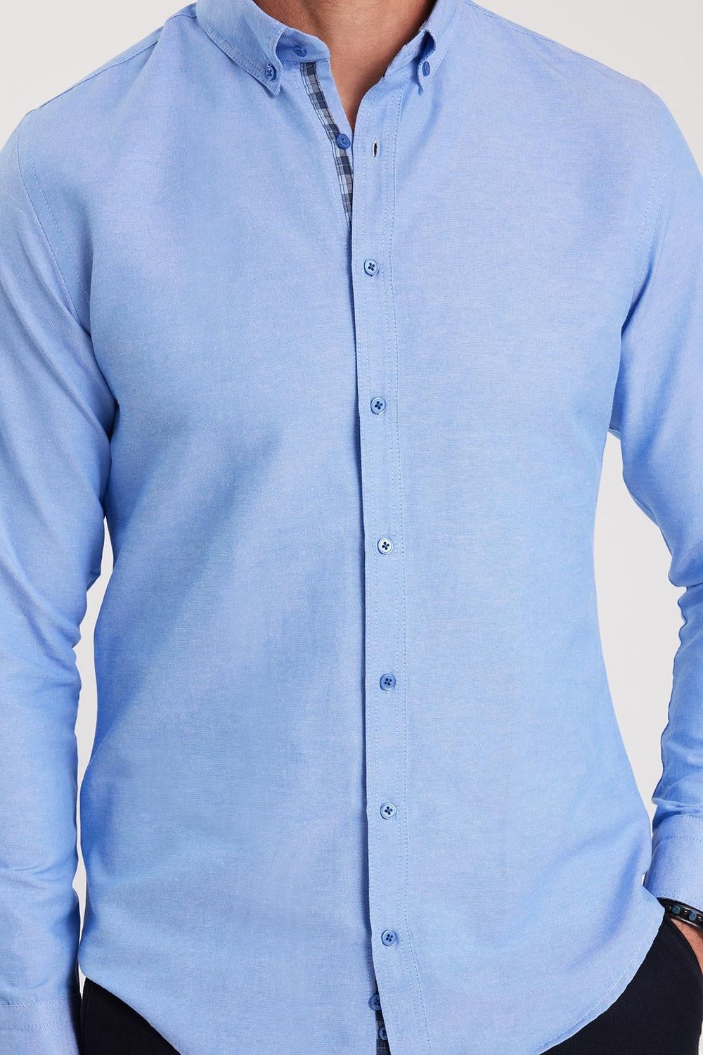 Erkek Slim Fit Dar Kesim Uzun Kollu Pamuklu Oxford Doku Kolay Ütülenebilir Mavi Düğmeli Yaka Gömlek