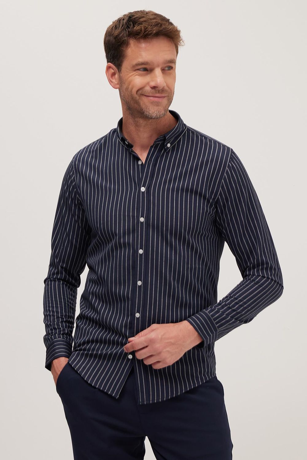 Slim Fit Düğmeli Yaka Pamuklu Kolay Ütü Çizgili Erkek Gömlek