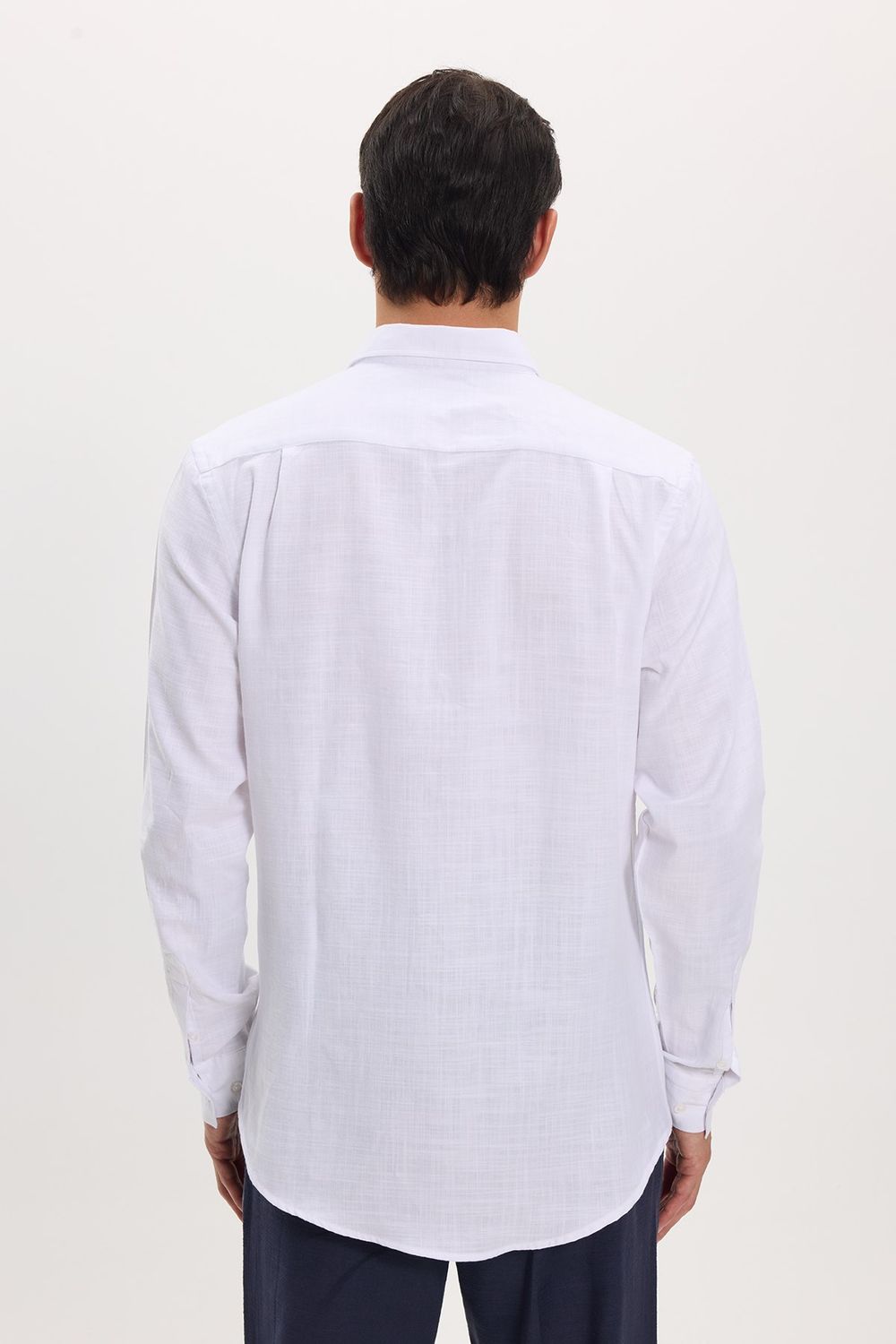 Erkek Slim Fit Dar Kesim %100 Pamuk Keten Doku Düğmeli Yaka Beyaz Gömlek
