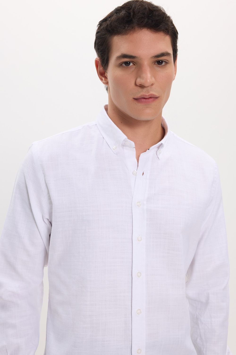 Erkek Slim Fit Dar Kesim %100 Pamuk Keten Doku Düğmeli Yaka Beyaz Gömlek
