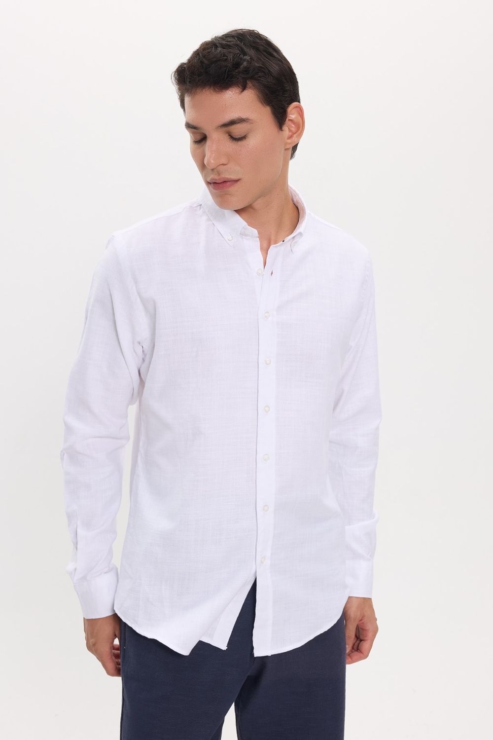 Erkek Slim Fit Dar Kesim %100 Pamuk Keten Doku Düğmeli Yaka Beyaz Gömlek