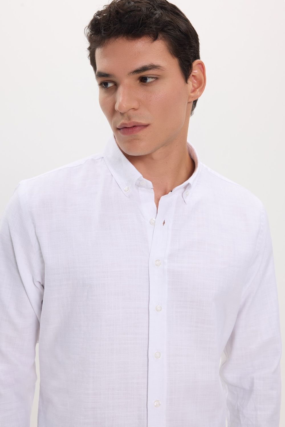 Erkek Slim Fit Dar Kesim %100 Pamuk Keten Doku Düğmeli Yaka Beyaz Gömlek