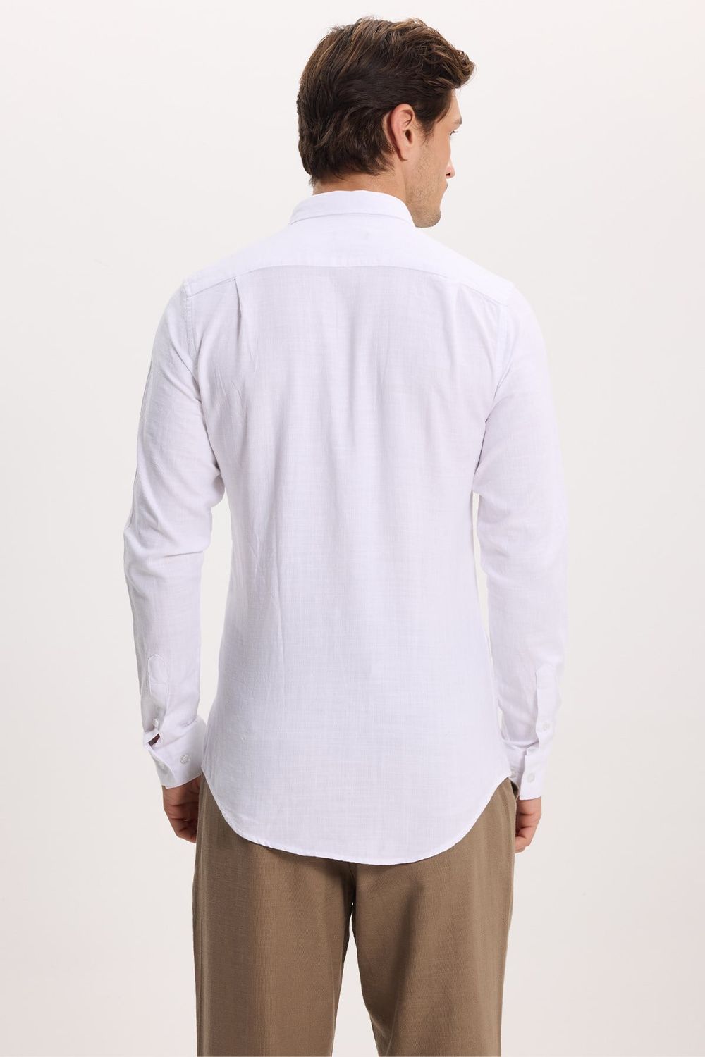 Erkek Slim Fit Dar Kesim %100 Pamuk Keten Doku Düğmeli Yaka Beyaz Gömlek
