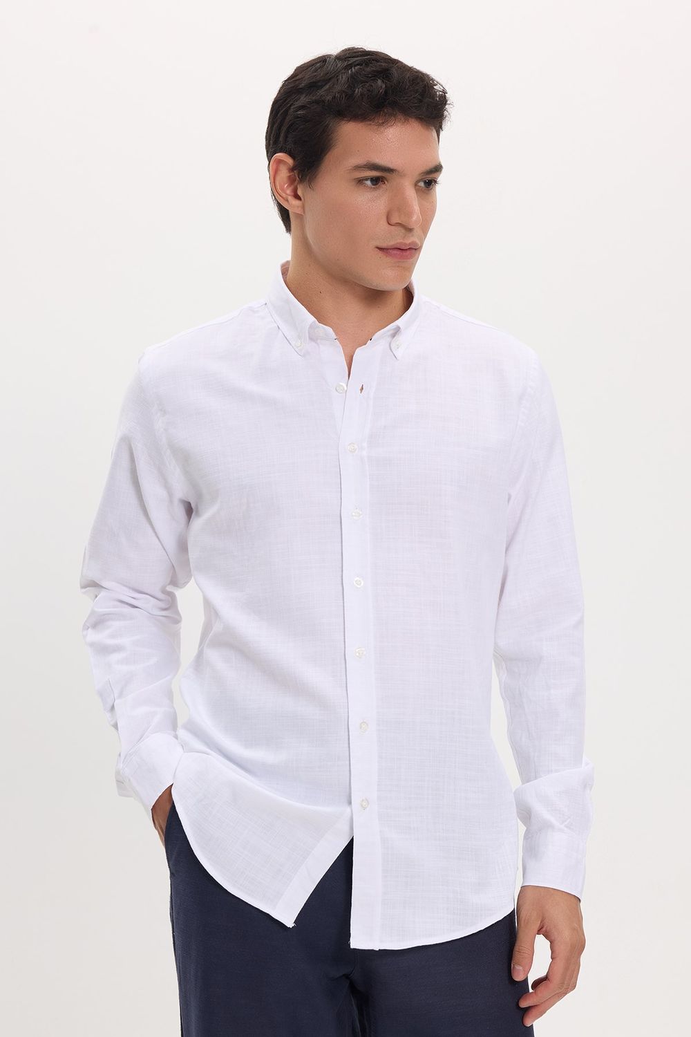 Erkek Slim Fit Dar Kesim %100 Pamuk Keten Doku Düğmeli Yaka Beyaz Gömlek