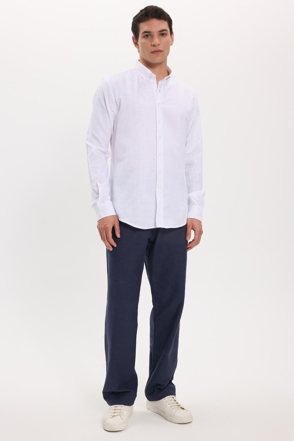 Erkek Slim Fit Dar Kesim %100 Pamuk Keten Doku Düğmeli Yaka Beyaz Gömlek
