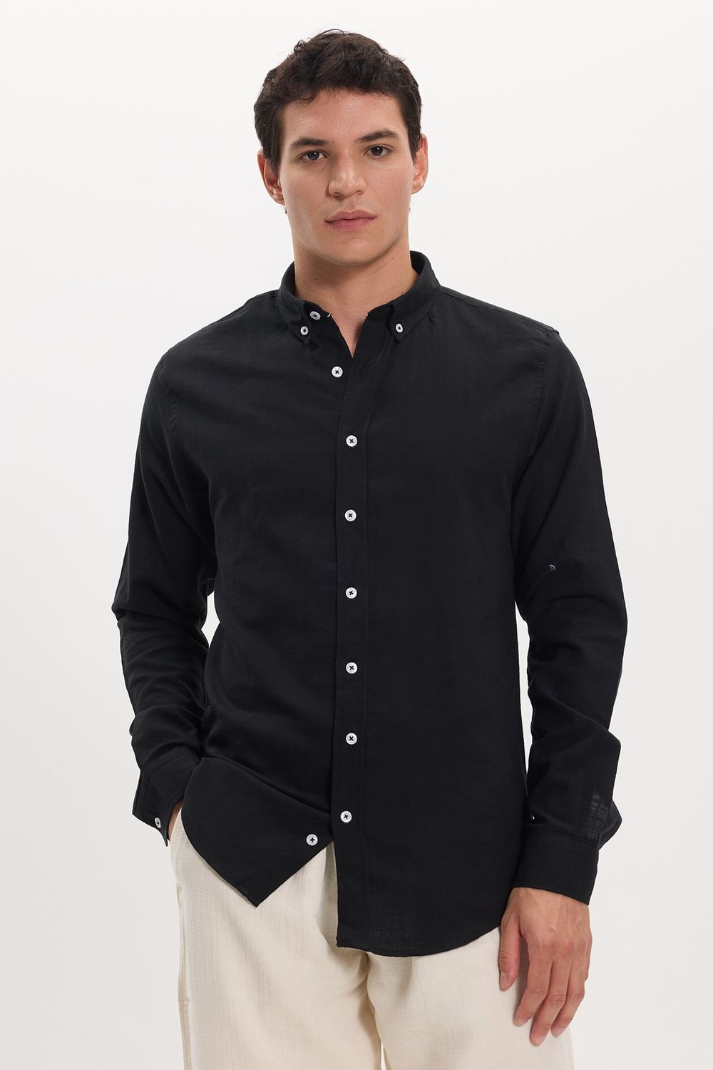 Erkek Slim Fit Dar Kesim %100 Pamuk Keten Doku Düğmeli Yaka Siyah Gömlek