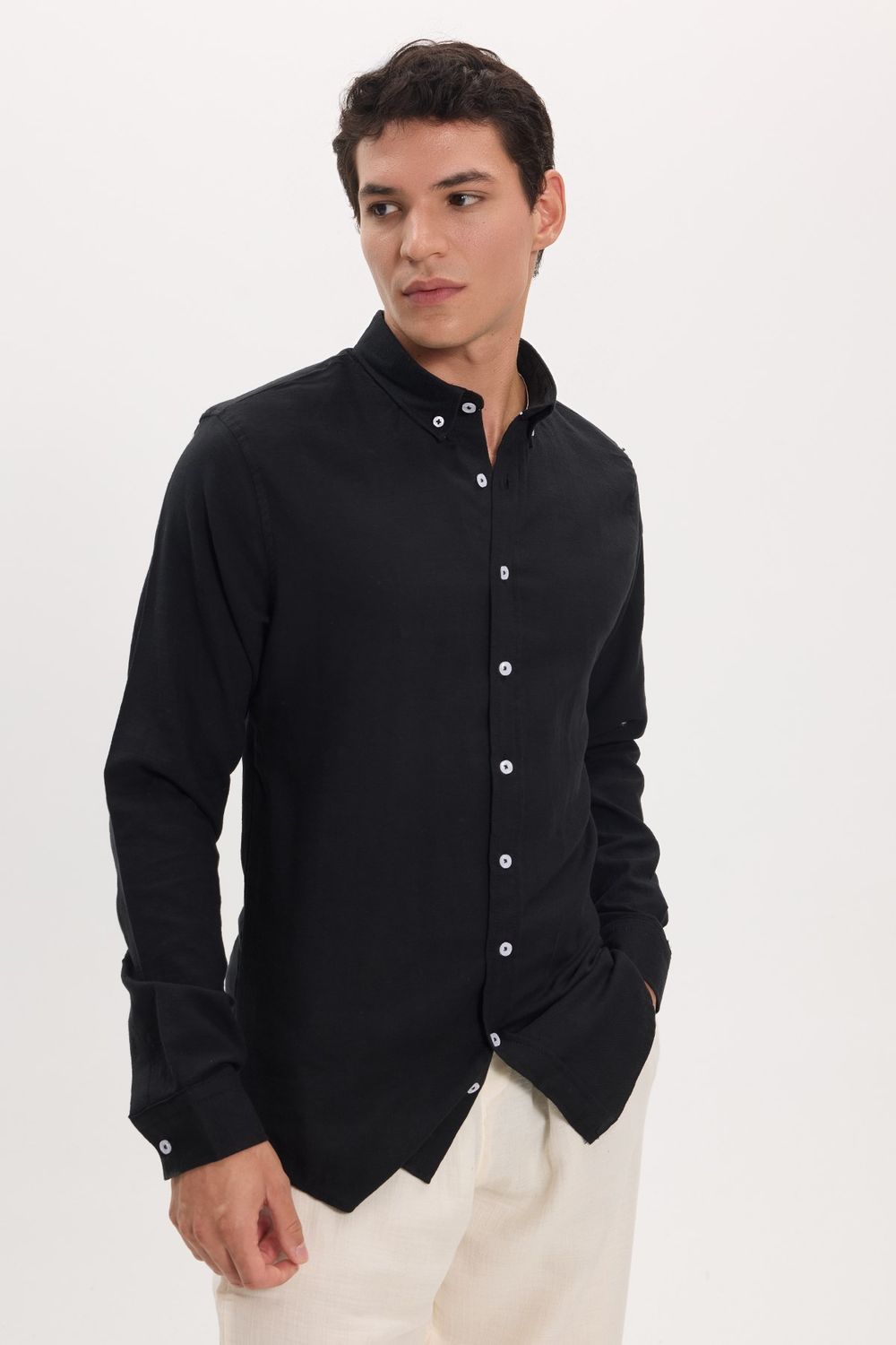 Erkek Slim Fit Dar Kesim %100 Pamuk Keten Doku Düğmeli Yaka Siyah Gömlek