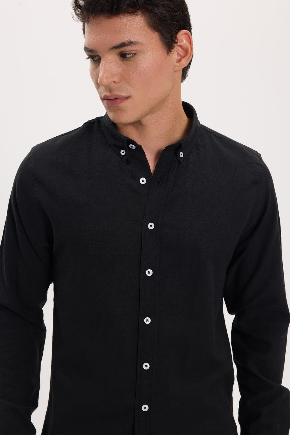 Erkek Slim Fit Dar Kesim %100 Pamuk Keten Doku Düğmeli Yaka Siyah Gömlek
