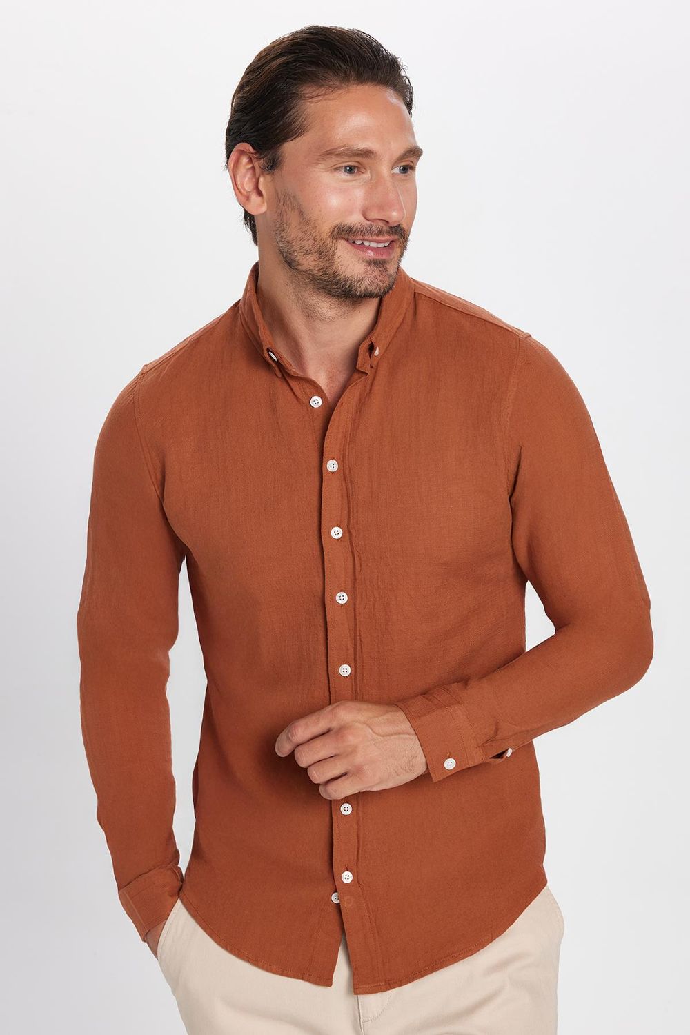 Erkek Slim Fit Dar Kesim Uzun Kollu %100 Pamuk Keten Doku Düğmeli Yaka Kiremit Renk Gömlek