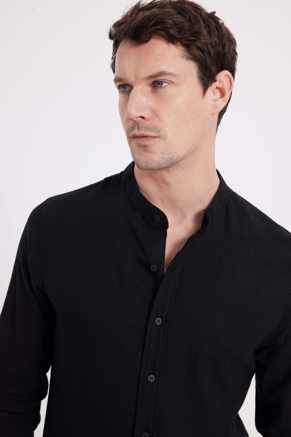 Erkek Slim Fit Dar Kesim Uzun Kollu %100 Pamuk Keten Doku Hakim Yaka Siyah Gömlek
